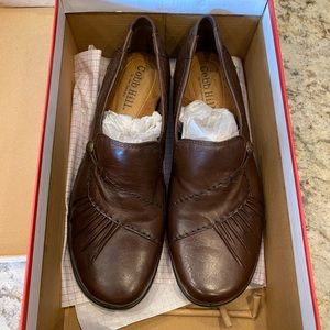 NWT women’s size 10 Wide Cobb Hill Paulette Loafer. Dark Brown Leather.